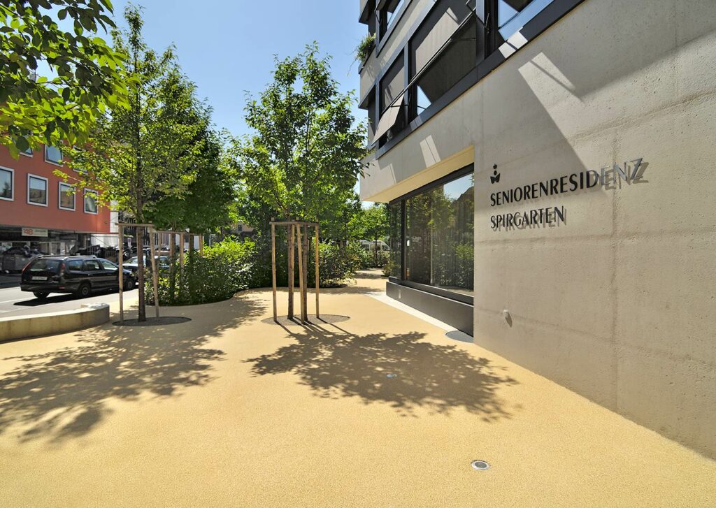 Seniorenresidenz-Spirgarten-1_b_c_d_ Fläche mit gelblichem bam COLOUR Belag bei der Seniorenresidenz Spirgarten