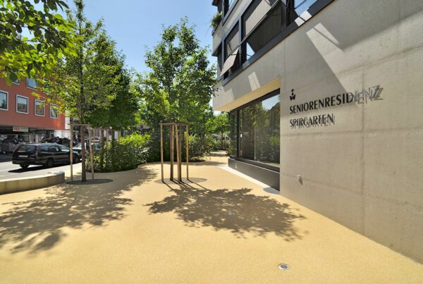 Fläche mit gelblichem bam COLOUR Belag bei der Seniorenresidenz Spirgarten