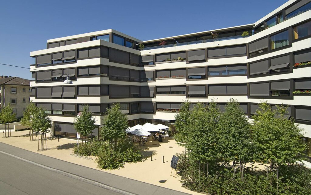 Seniorenresidenz-Spirgarten-3_b_c_d_ Gesamtansicht Seniorenresidenz Spirgarten mit gelblichem bam COLOUR