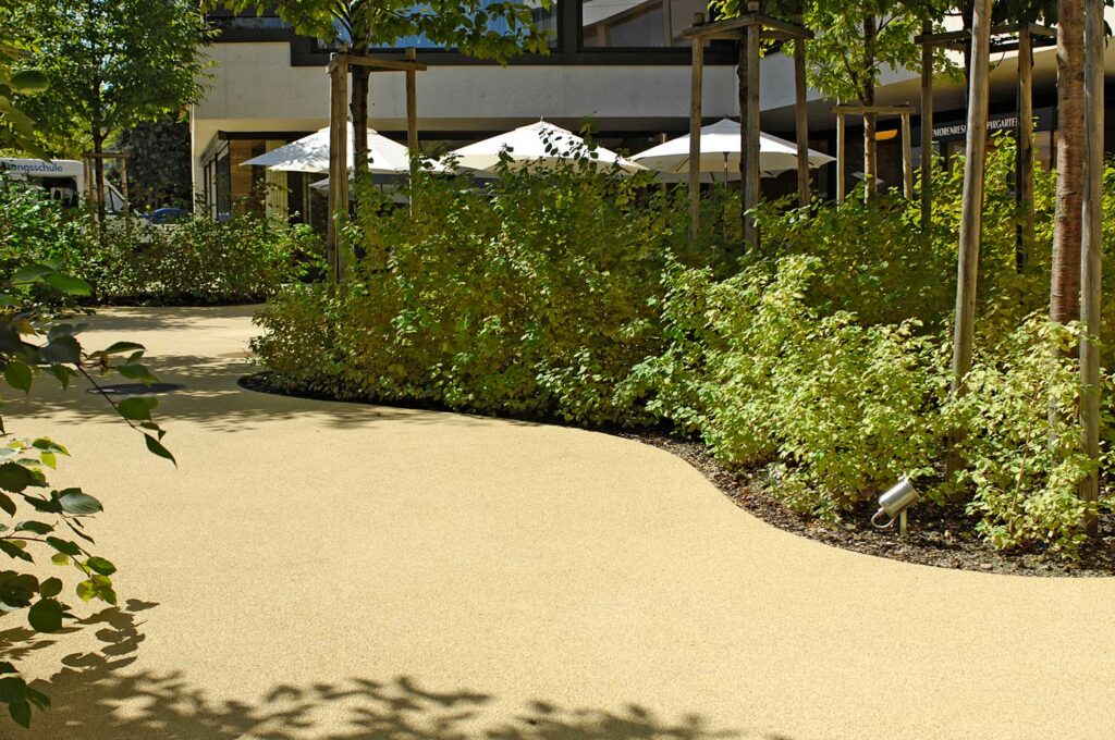 Seniorenresidenz-Spirgarten-4_b_c_d_ Weg mit gelblichem bam COLOUR Belag bei der Seniorenresidenz Spirgarten