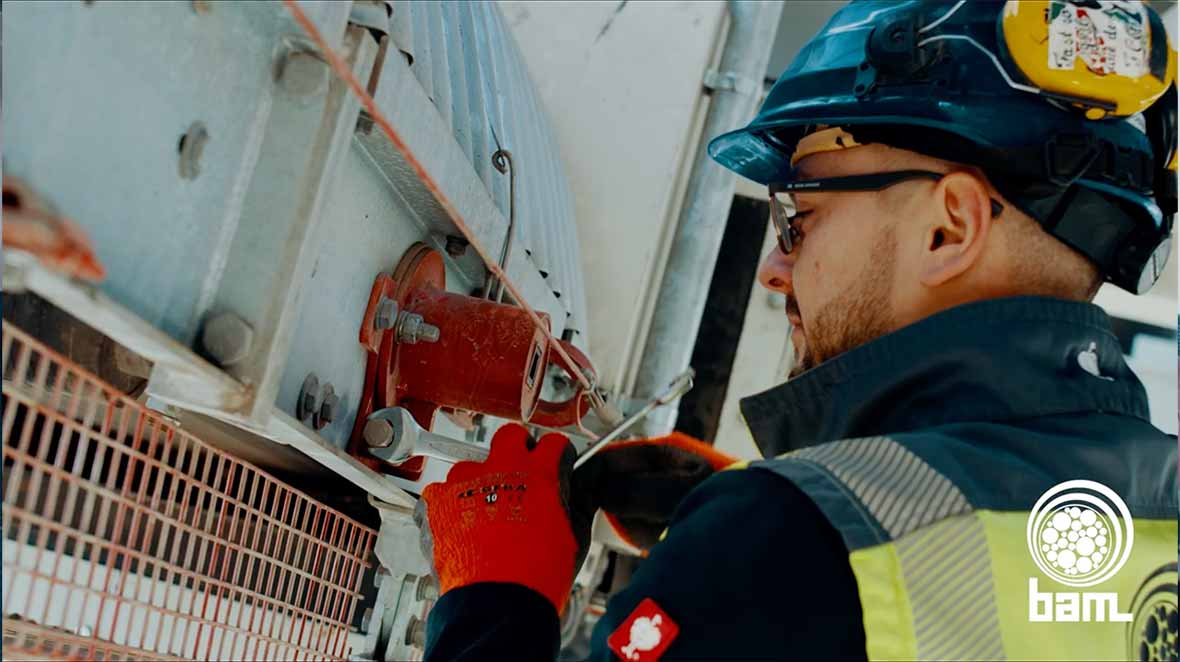 Verfahrensmechaniker der bam beim Arbeiten am Mischwerke