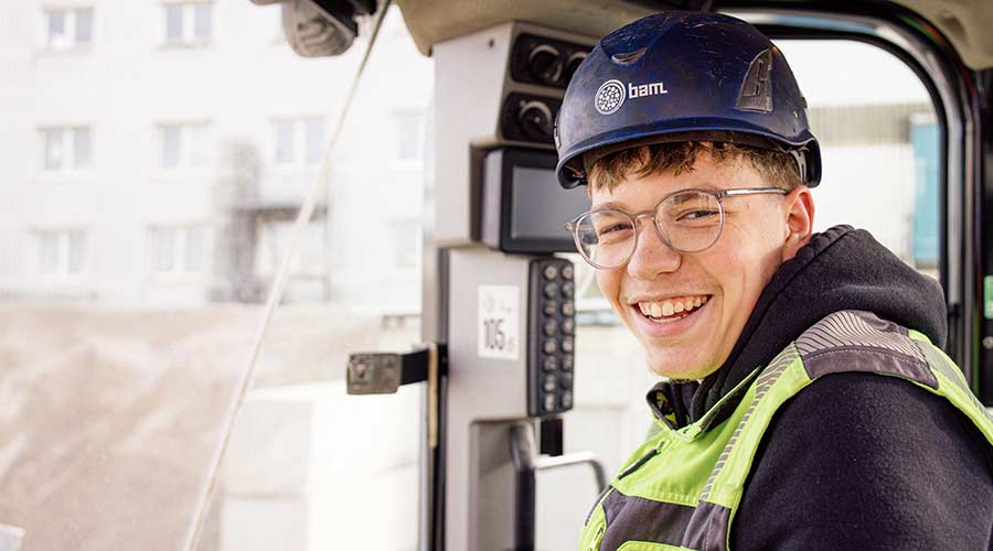 Auszubildender bei den Bayerischen Asphaltmischwerken im Radlader